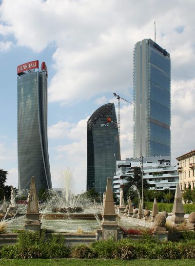 1. Torri_e_fontana_delle_quattro_stagioni_viste_dal_piazzale_Giulio_Cesare_a_Milano@2x